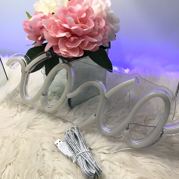 XOXO Neon Led Wall Light - Picture 4 of 11